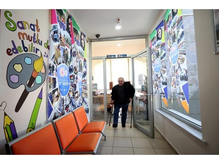 Babaeski'de Ceviz Kabuğundan Sanat: Babasından Öğrendiği Zanaatı Yaşatıyor