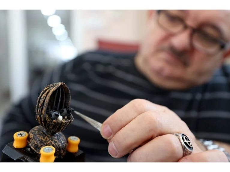 Babaeski'de Ceviz Kabuğundan Sanat: Babasından Öğrendiği Zanaatı Yaşatıyor